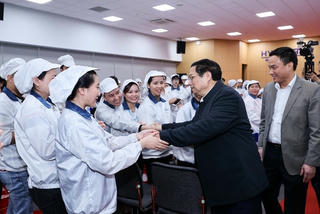 Thủ tướng thăm, tặng quà cho công nhân có hoàn cảnh khó khăn tại Hải Dương