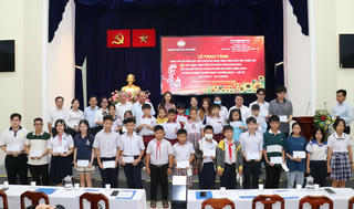 TP Hồ Chí Minh: Trao 112 suất hỗ trợ học tập cho học sinh, sinh viên 