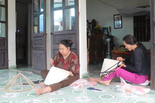 Giữ nghề đan nón lá ở Xuân Lộc