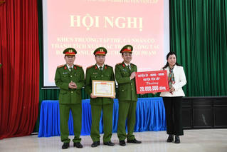 Phú Thọ: Khen thưởng tập thể, cá nhân truy bắt đối tượng dùng 'vũ khí nóng' chống trả Công an
