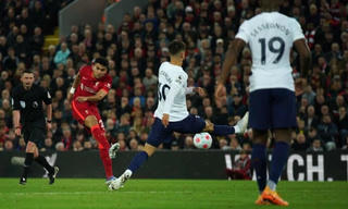 Cầm hòa Tottenham, Liverpool thất thế trong cuộc đua vô địch Ngoại hạng Anh