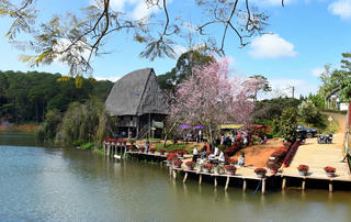 Khai thác 'mỏ vàng' du lịch miền núi