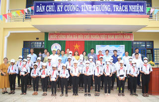 Quảng Ngãi: Trao tặng 250 suất học bổng cho học sinh hoàn cảnh khó khăn