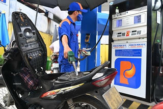 NÓNG: Giá xăng RON95 giảm 3.600 đồng/lít từ 15h hôm nay