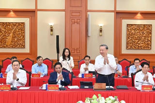 Bộ Chính trị làm việc với Ban Thường vụ Thành ủy Hà Nội và Thành ủy Thành phố Hồ Chí Minh