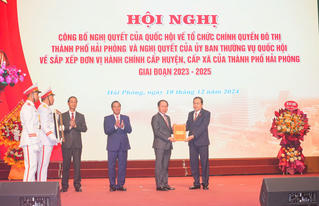 Chủ tịch Quốc hội trao Nghị quyết về tổ chức chính quyền đô thị Hải Phòng