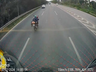 Xử lý 'tài xế nằm yên xe máy, lao vun vút trên Đại lộ Thăng Long'