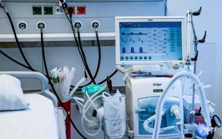 Tiếp tục thực hiện các biện pháp bảo đảm thuốc, trang thiết bị y tế
