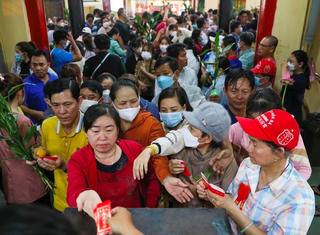 Bình Dương: Hàng nghìn khách thập phương đến chùa Bà Thiên Hậu cầu lộc đầu năm