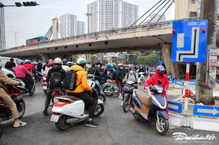Hà Nội: Phân luồng tại nút giao Ngã Tư Sở, người dân vất vả tìm lối đi