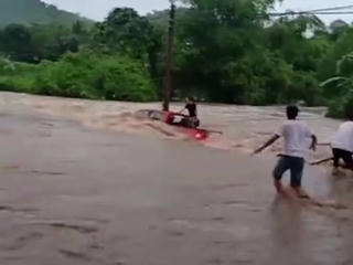 Cố vượt đập tràn, xe bán tải chở 2 người bị nước cuốn trôi