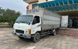 Giả xe thư báo vận chuyển hơn 2.000 chai rượu ngoại lậu