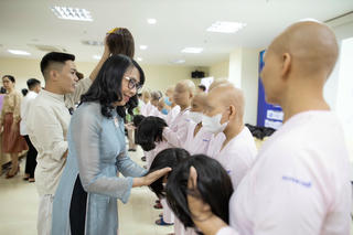 Trao tặng hàng chục bộ tóc cho bệnh nhân ung thư