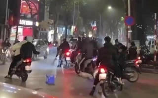 Hà Nội: Điều tra nhóm thanh niên dùng xẻng đánh gục người trên phố Lò Đúc