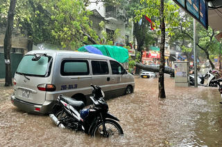 Hà Nội đường phố ngập sâu, cây đổ đè taxi
