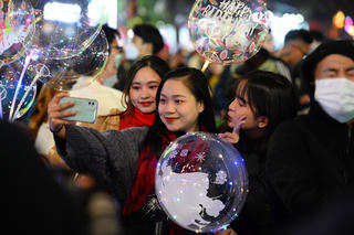[ẢNH] Hà Nội: 'Biển người' đổ về quảng trường Đông Kinh Nghĩa Thục đón năm mới 2023