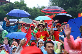 Người dân 'đội mưa' từ đêm, xếp chỗ xem lễ Sơ duyệt A80