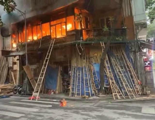 Quán cà phê ở Hà Nội bốc cháy lúc sáng sớm