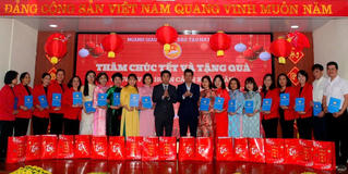 Hà Nội tặng quà Tết tới 170 giáo viên có hoàn cảnh khó khăn