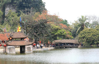 Hội chùa Thầy có hang Cắc Cớ...