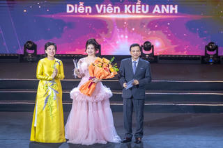 NSƯT Kiều Anh thắng giải Nữ diễn viên truyền hình nổi bật của năm
