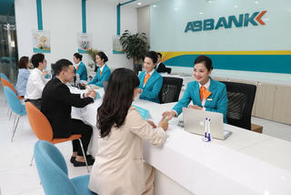 ABBank thành công gây quỹ 50.000 cây gỗ lớn cho các gia đình khó khăn ở tỉnh Quảng Bình
