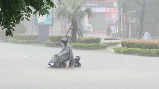 Đường phố Huế ngập sâu, người dân bì bõm trong nước