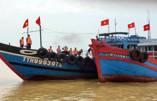 Cứu hộ thành công tàu cá Quảng Ngãi và 3 ngư dân gặp nạn trên biển 