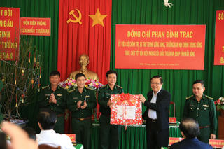 Trưởng Ban Nội chính Trung ương Phan Đình Trạc chúc Tết ở biên giới Đắk Nông