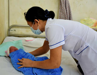 Tìm người thân cho bé trai sơ sinh bị bỏ rơi trước cổng nhà