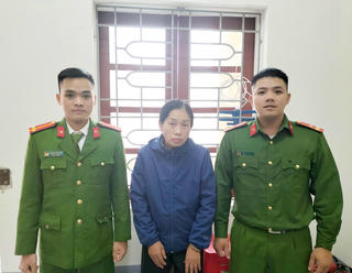 'Nữ quái’ bị tóm gọn khi đang móc túi ở chợ