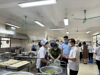 Tăng cường kiểm tra bếp ăn trường học