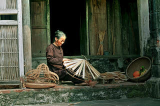 Người cao tuổi giữa 'cơn bão' dân số già