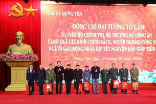 Đại tướng Tô Lâm thăm và tặng quà Tết người dân tỉnh Hưng Yên 