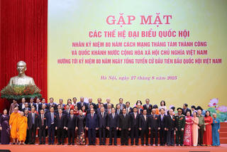 Tổng Bí thư Tô Lâm gặp mặt các thế hệ đại biểu Quốc hội qua các thời kỳ