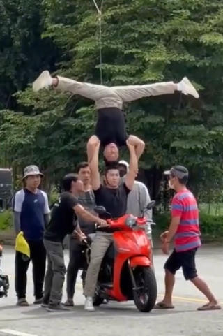 Vụ việc biểu diễn chồng đầu đi xe máy 'không có dấu hiệu tội phạm'