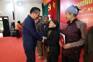 Mang yêu thương đến với người nghèo