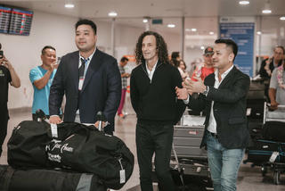 Huyền thoại Kenny G đã tới Hà Nội, sẵn sàng cho buổi biểu diễn đỉnh cao tối 14/1