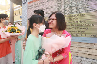 Phụ huynh, học sinh Hà Nội rộn ràng trong ngày làm thủ tục nhập học vào lớp 10