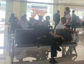 Du khách chờ cả tiếng mới được thăm vịnh Hạ Long vì mất điện