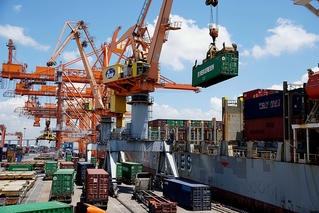 Tìm cách giảm chi phí logistics
