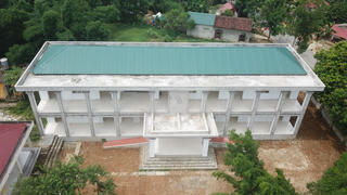 2 năm, 2 nhà thầu không làm xong nổi trường học 2 tầng