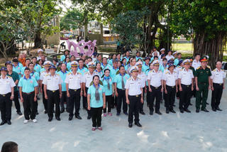Dâng hương tưởng niệm đền thờ Bác Hồ ở đảo Thổ Chu