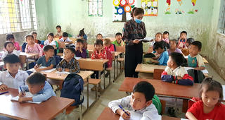 Bám trường, bám lớp để 'gieo chữ'