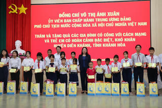 Phó Chủ tịch nước Võ Thị Ánh Xuân tặng quà các gia đình có công với cách mạng tại huyện Diên Khánh 
