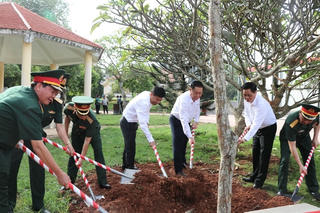 Ban Tuyên giáo Trung ương tổ chức đoàn dâng hoa, dâng hương tại Di tích lịch sử quốc gia Chốt chặn Tàu Ô
