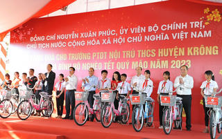 Chủ tịch nước Nguyễn Xuân Phúc thăm, chúc Tết, tặng quà cho đồng bào dân tộc thiểu số Đắk Lắk