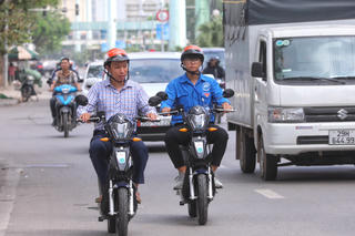 Người dân hồ hởi với xe điện 2 bánh miễn phí kết nối với xe buýt BRT