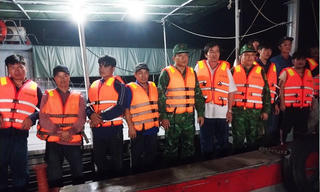 Chìm tàu trên biển, 10 ngư dân được cứu đưa vào bờ an toàn