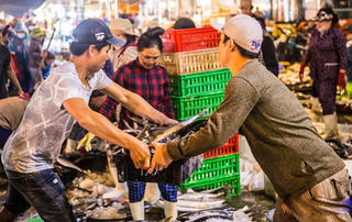 Khởi động Chương trình 'Cùng ngư dân thắp sáng đèn trên biển'